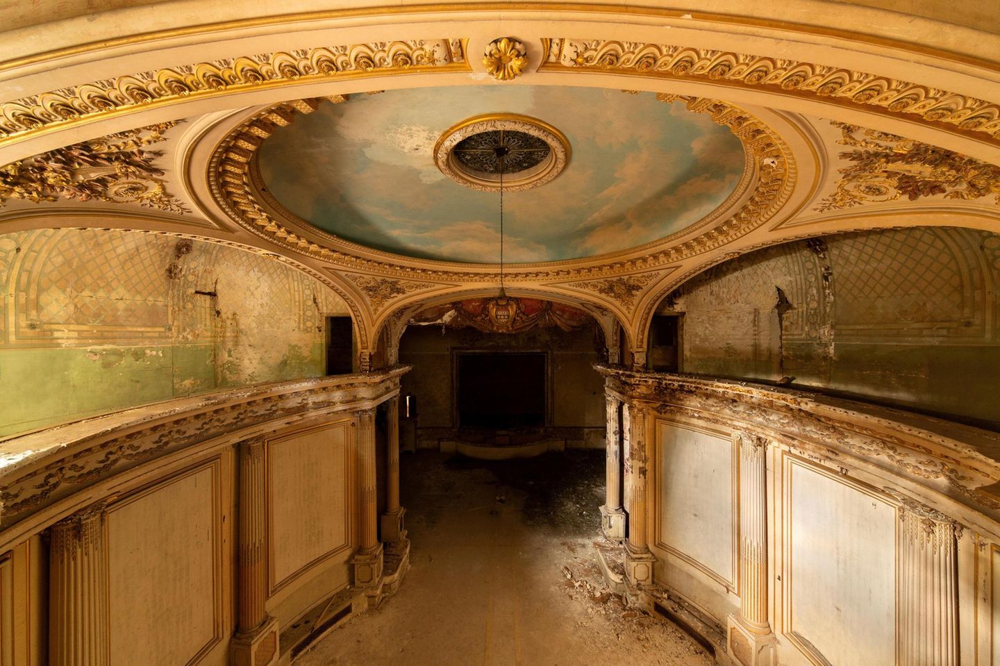 Ein altes Theater in Paris, das dem langsamen Zerfall ausgesetzt ist