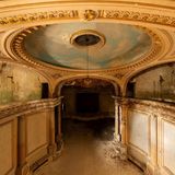 Ein altes Theater in Paris, das dem langsamen Zerfall ausgesetzt ist