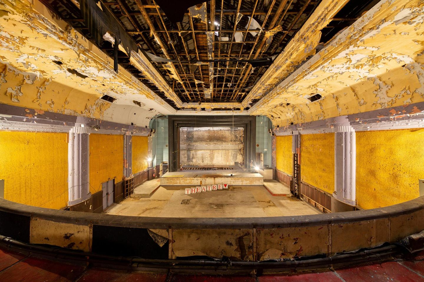 Leere und Zerfall: Das Theater „Le Normandy“ in Frankreich