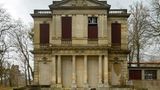 Symmetrie und Zerstörung: Außenaufnahme eines alten Theaters in Frankreich
