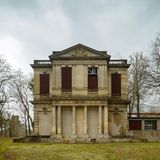 Symmetrie und Zerstörung: Außenaufnahme eines alten Theaters in Frankreich