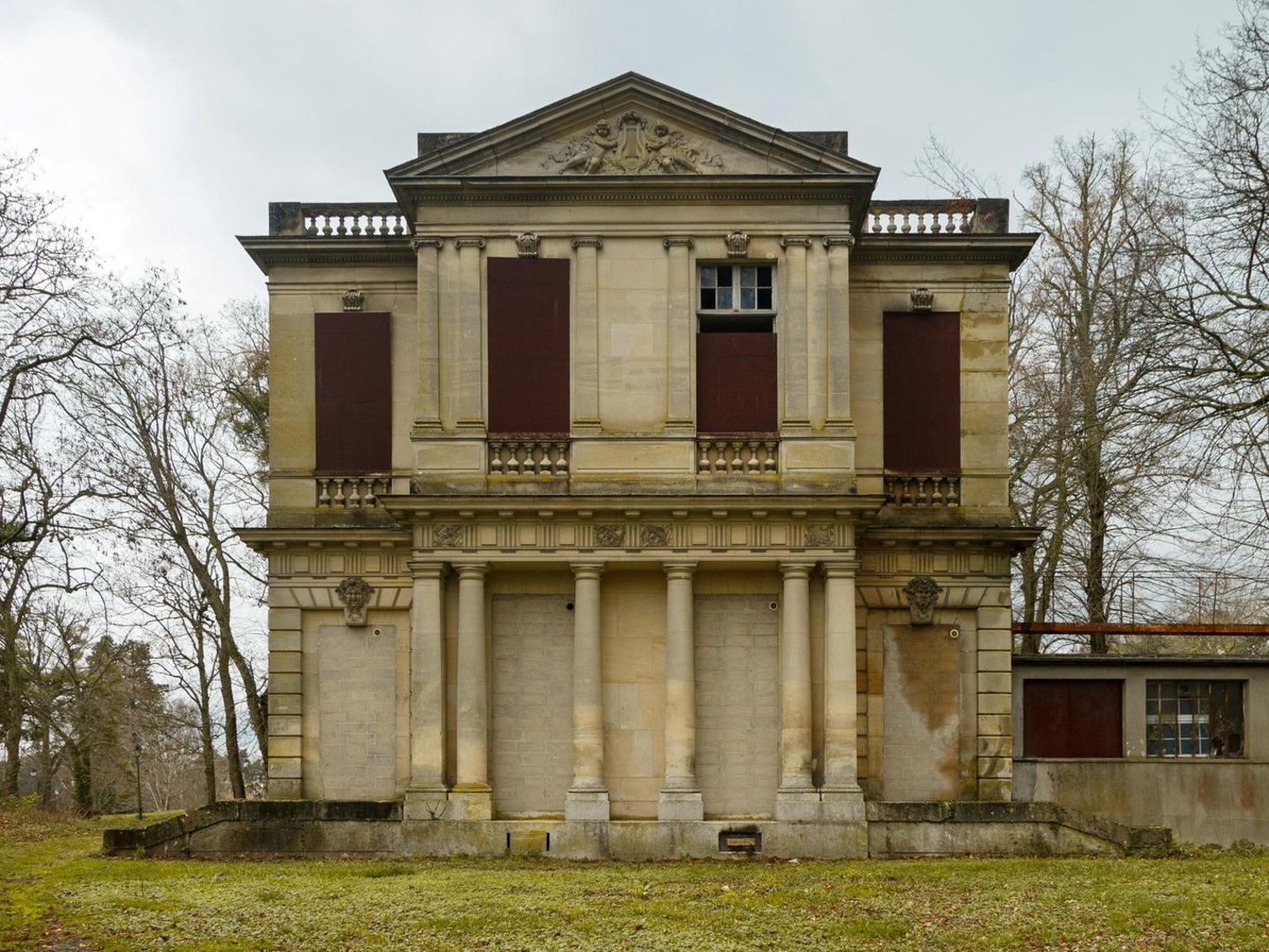Symmetrie und Zerstörung: Außenaufnahme eines alten Theaters in Frankreich