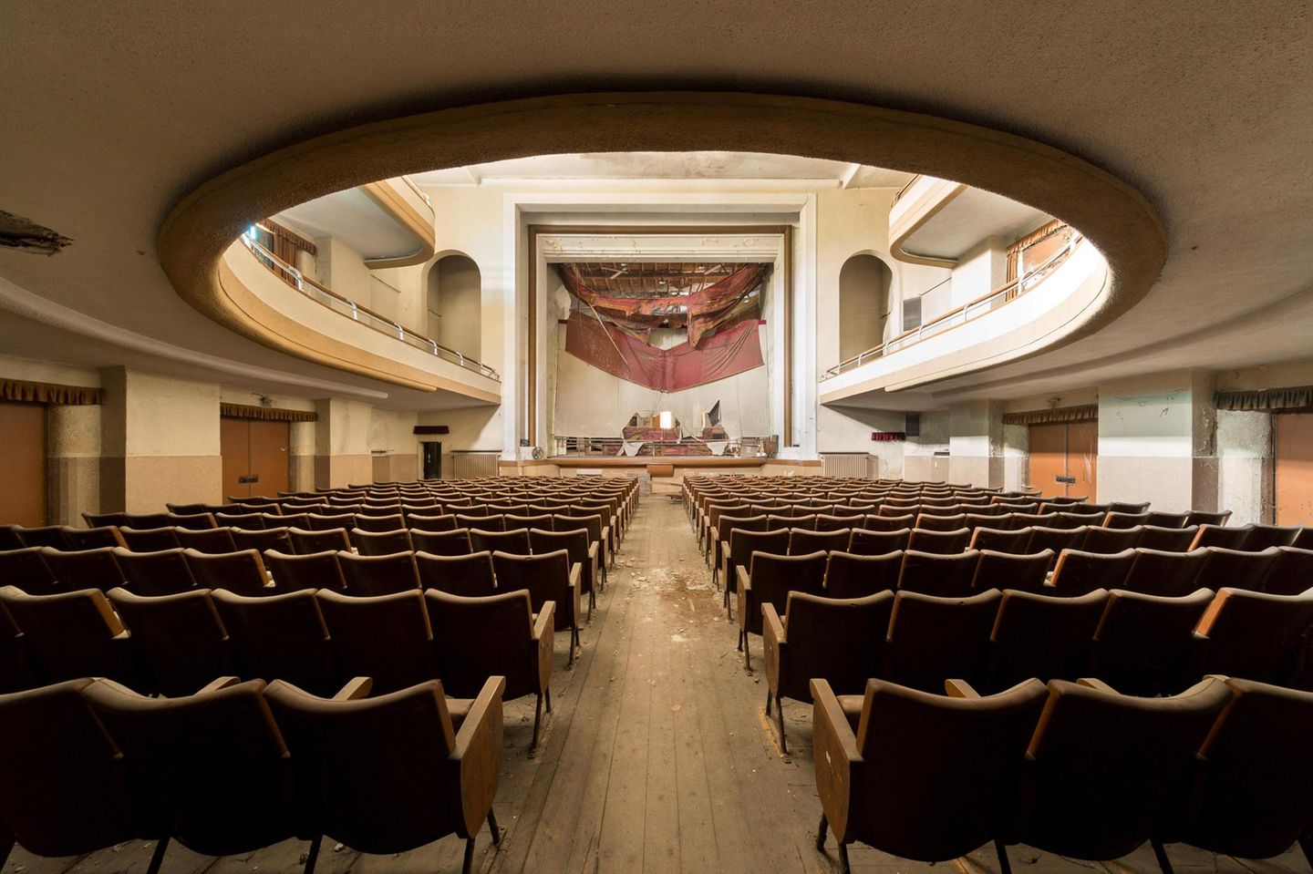 Dieses Theater hat keine Zukunft mehr, obwohl es einst „Futuro“ hieß. Der Fotograf verrät den Ort nicht – er möchte verhindern, das Vandalen ihn entdecken