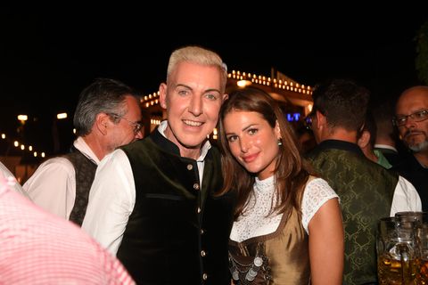 Scooter-Sänger H.P. Baxxter und seine Freundin Sara feiern im Käferzelt
