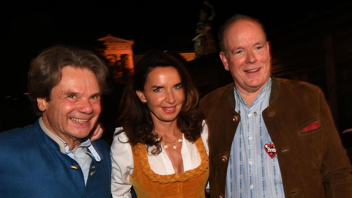 Fürst Albert II. von Monaco (r) feiert mit dem Wirtsehepaar des Käferzelts Michael Käfer und Clarissa Käfer
