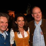Fürst Albert II. von Monaco (r) feiert mit dem Wirtsehepaar des Käferzelts Michael Käfer und Clarissa Käfer