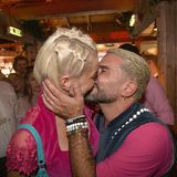 Marc Terenzi küsst seine Verlobte Verena Kerth nach seinem Auftritt mit der Band "Hansi und der Käfergang". Wie mehrere Medien berichten, soll das Paar, das neulich wegen einer Prügelei für Schlagzeilen sorgte, auf dem diesjährigen Oktoberfest auf Alkohol verzichten. 