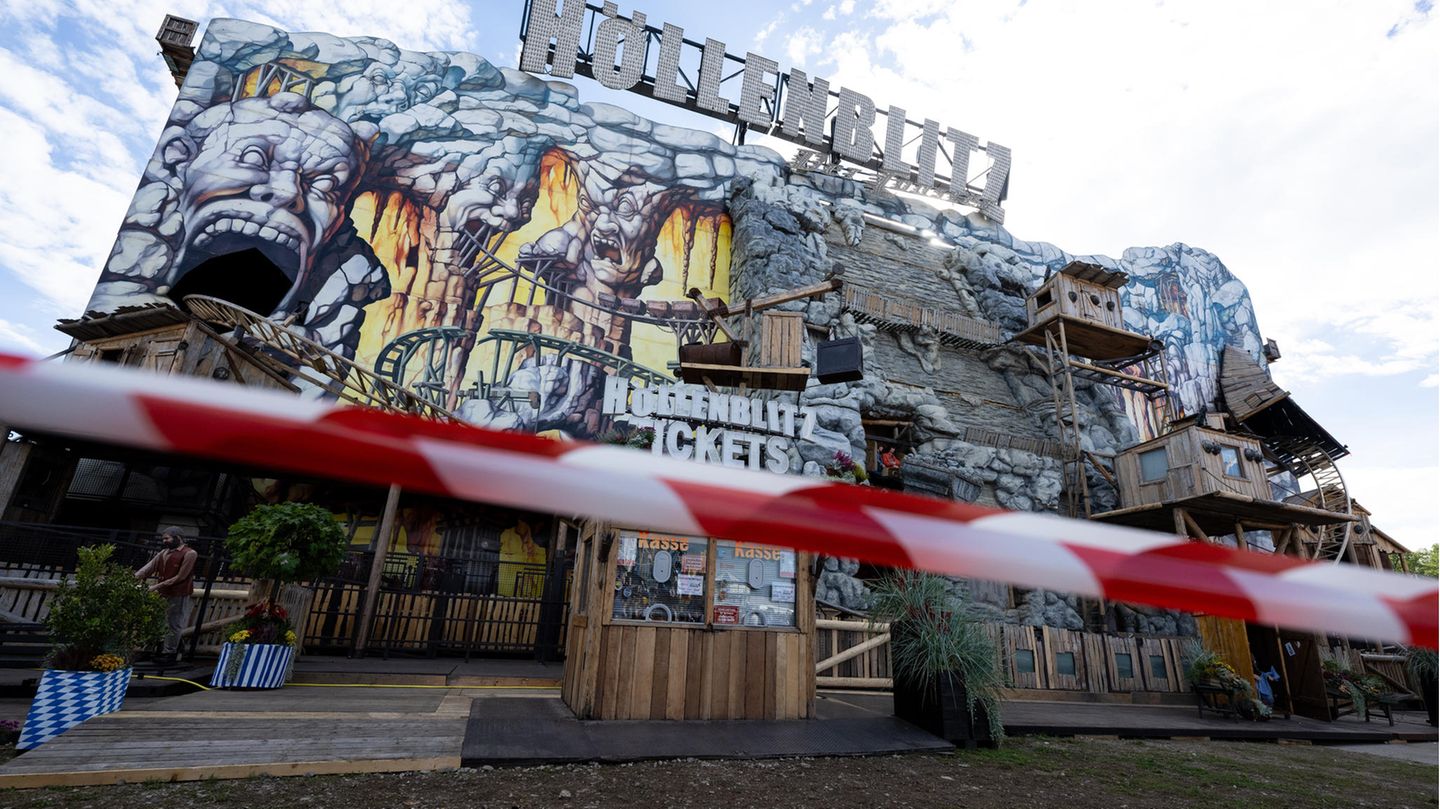 Oktoberfest: Die Achterbahn "Höllenblitz" auf dem Festgelände ist abgesperrt