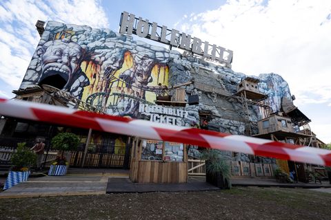 Oktoberfest: Die Achterbahn "Höllenblitz" auf dem Festgelände ist abgesperrt