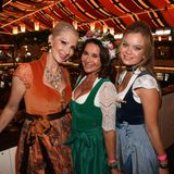 Désirée Nick (l.) feierte im Marstall Festzelt mit dem Playmate Gitta Saxx und dem diesjährigen Wiesnplaymate 2023, Laura Langas (r.).