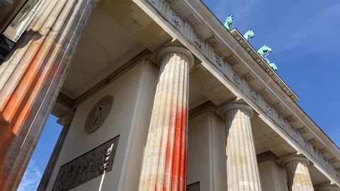 Berlin: Letzte Generation Besprüht Brandenburger Tor Mit Oranger Farbe ...