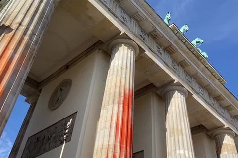 Berlin: Klimaaktivisten der Letzten Generation besprühen Brandenburger Tor