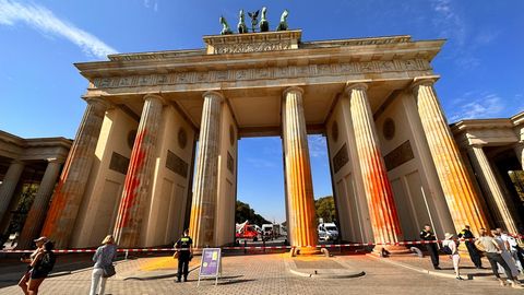 Berlin: Mitglieder der Klimaschutzgruppe Letzte Generation haben das Brandenburger Tor in Berlin mit oranger Farbe angesprüht