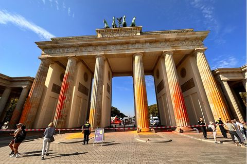 Berlin: Mitglieder der Klimaschutzgruppe Letzte Generation haben das Brandenburger Tor in Berlin mit oranger Farbe angesprüht