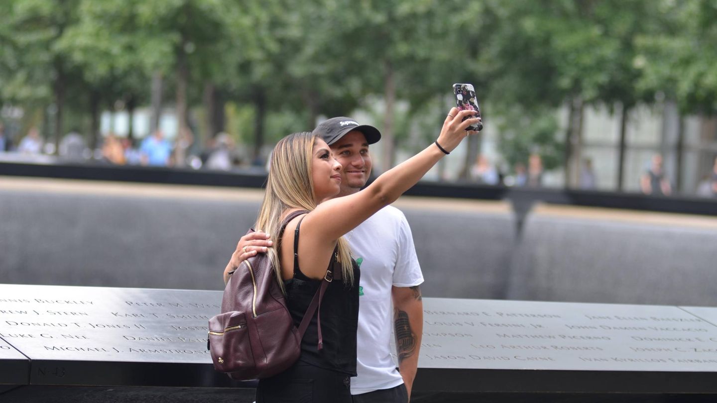 Die Kultur-Missachter Pärchen macht ein Selfie am Ground Zero