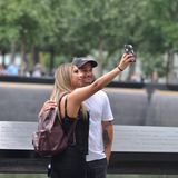 Pärchen macht ein Selfie am Ground Zero