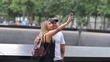 Pärchen macht ein Selfie am Ground Zero