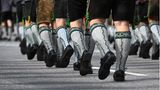 Die strammen Waden dieser Herren kommen in den Trachten-Kniestrümpfen noch viel besser zum Vorschein, die sie zu Lederhose und schwarzen Schuchen tragen.