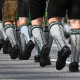 Die strammen Waden dieser Herren kommen in den Trachten-Kniestrümpfen noch viel besser zum Vorschein, die sie zu Lederhose und schwarzen Schuchen tragen.