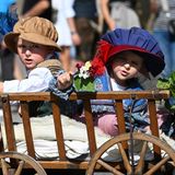 Auch die Kleinen haben sich dem Anlass entsprechend traditionell gekleidet, sie dürfen dem Umzug allerdings fahrend beiwohnen.