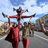 Auch diese Teilnehmer gehören zu den Moriskentänzern. Die Moriska war ursprünglich ein maurischer Tanz, der mit Luftsprüngen dargeboten wurde - so wie ihn die hochgehobene Frau performt.