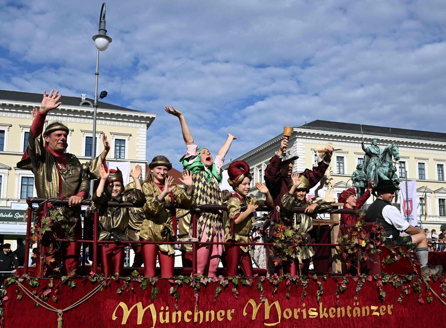 Hier kommt der Wagen der Münchner Moriskentänzer. Die Tanzgruppe erinnert an ein spätmittelalterliche Figurensammlung des Bildhauers Erasmus Grasser (um 1450-1518), der mit dem gleichnamigen Werk einen Höhepunkt der süddeutschen Bildschnitzerei ablieferte.