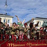 Hier kommt der Wagen der Münchner Moriskentänzer. Die Tanzgruppe erinnert an ein spätmittelalterliche Figurensammlung des Bildhauers Erasmus Grasser (um 1450-1518), der mit dem gleichnamigen Werk einen Höhepunkt der süddeutschen Bildschnitzerei ablieferte.