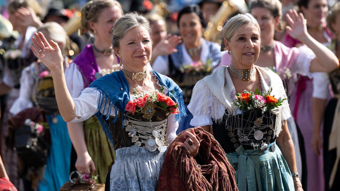 Oktoberfest: They came in dirndls, jackets and knight’s armor: the most beautiful pictures from the traditional costume parade