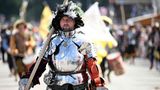 Auch das gehört zum Trachtenumzug: Dieser Herr läuft in voller Ritterrüstung. Zwar gehörte diese gepanzerte Kleidung zu Zeiten des ersten Oktoberfests 1810 schon lange der Geschichte an - aber in Bayern besinnt man sich gerne der Vergangenheit.
