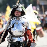 Auch das gehört zum Trachtenumzug: Dieser Herr läuft in voller Ritterrüstung. Zwar gehörte diese gepanzerte Kleidung zu Zeiten des ersten Oktoberfests 1810 schon lange der Geschichte an - aber in Bayern besinnt man sich gerne der Vergangenheit.