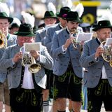 Volkstümliche Blasmusik ist ein fester Bestandteil des Trachtenumzugs.