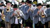 Volkstümliche Blasmusik ist ein fester Bestandteil des Trachtenumzugs.