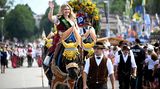 Pschorr Bräurosl ist eines der großen Bierzelte auf der Wiesn. Die Namenspatronin ist Rosi Pschorr , die Tochter des ehemaligen Brauerei-Besitzers. Diese Reiterin hat in Erinnerung an die Frau eine Scherpa mit Bräurosl umgehängt und winkt in die Menge.