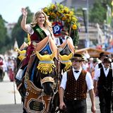 Pschorr Bräurosl ist eines der großen Bierzelte auf der Wiesn. Die Namenspatronin ist Rosi Pschorr , die Tochter des ehemaligen Brauerei-Besitzers. Diese Reiterin hat in Erinnerung an die Frau eine Scherpa mit Bräurosl umgehängt und winkt in die Menge.