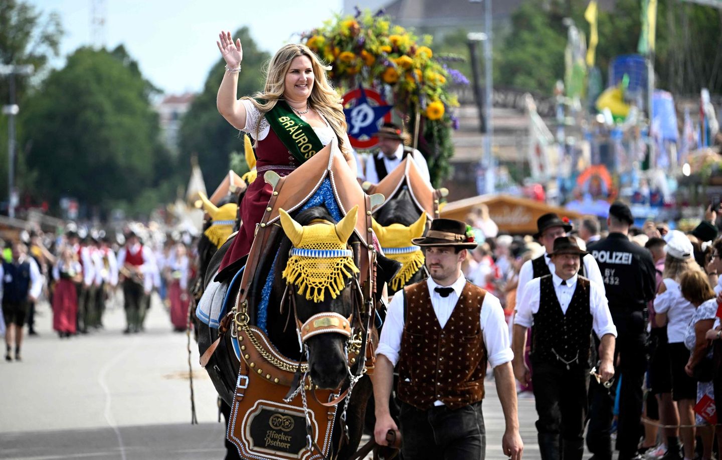 Pschorr Bräurosl ist eines der großen Bierzelte auf der Wiesn. Die Namenspatronin ist Rosi Pschorr , die Tochter des ehemaligen Brauerei-Besitzers. Diese Reiterin hat in Erinnerung an die Frau eine Scherpa mit Bräurosl umgehängt und winkt in die Menge.