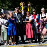 Wo es dieser Tage Trachten gibt, ist er nie weit: Bayerns Ministerpräsident Markus Söder (CSU, Mitte) winkt den vorbeigehenden Umzüglern zu. Am 8. Oktober muss er sich zur Wahl stellen - da schadet dieser Termin sicher nicht.