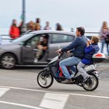 Mann mit Sohn auf dem Motorrad an der Amalfi-Küste