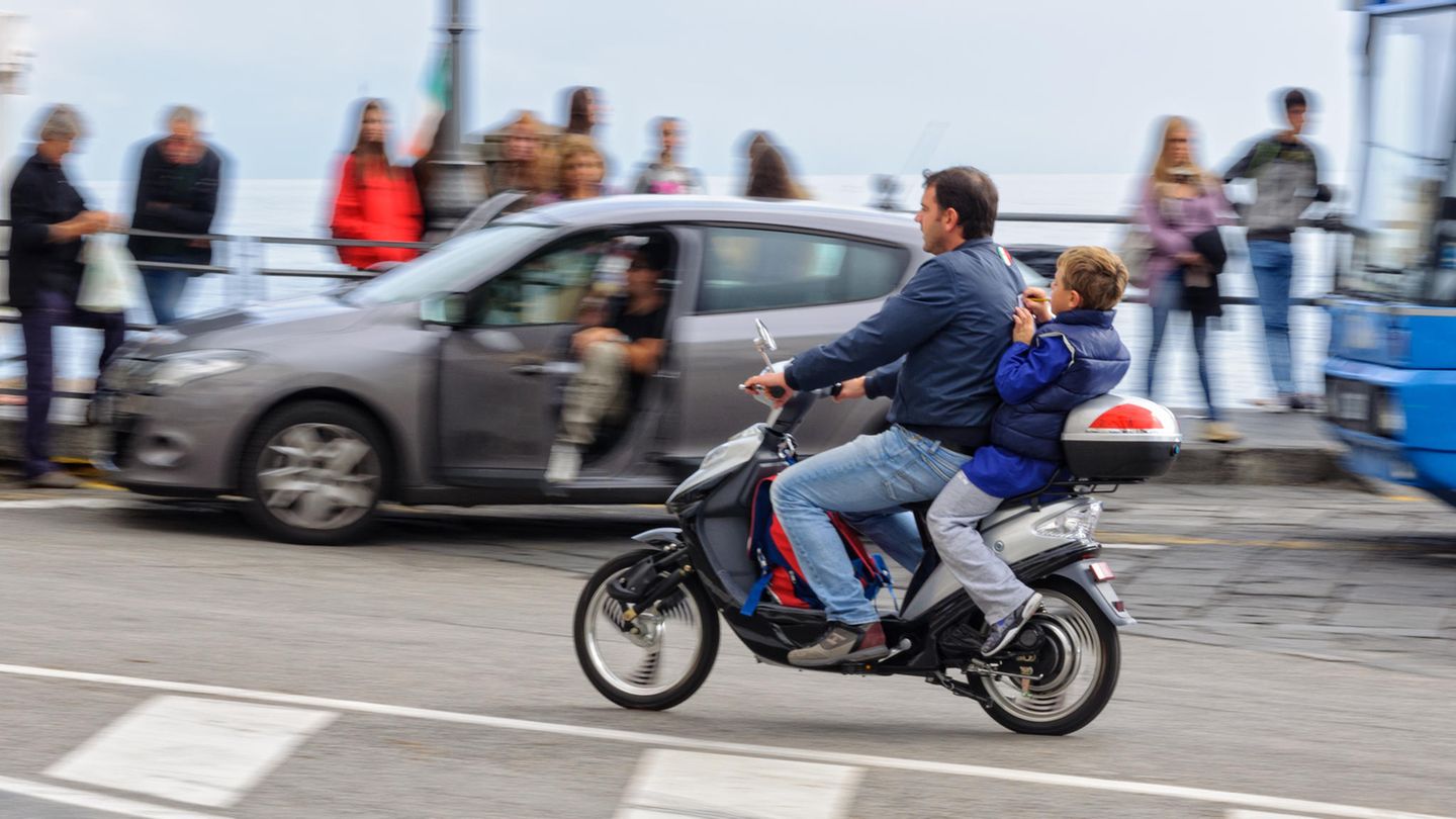 Die rücksichtslosen Autofahrer Mann mit Sohn auf dem Motorrad an der Amalfi-Küste