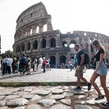 Menschen vor dem Colosseum in Rom