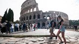 Menschen vor dem Colosseum in Rom