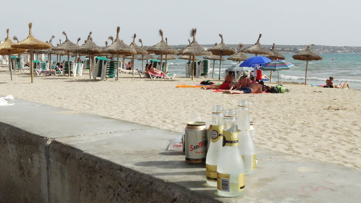 Leere Sektflaschen an einem Strand auf Mallorca
