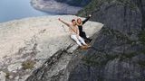 Zwei Frauen sitzen auf der Trolltunga in Norwegen