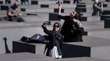 Frauen machten Selfies am Berliner Holocuast-Denkmal