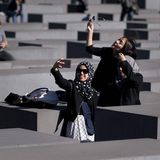 Frauen machten Selfies am Berliner Holocuast-Denkmal