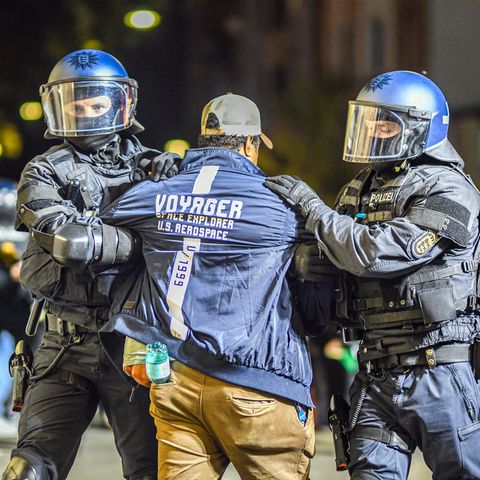 Stuttgart: Ein Mann wird nach dem Eritrea-Festival von Polizeikräften abgeführt