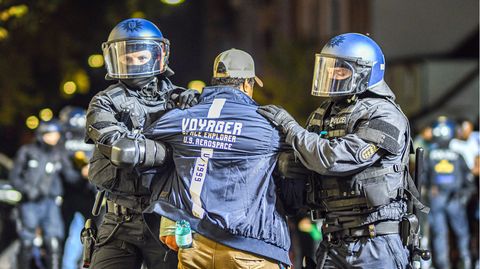 Stuttgart: Ein Mann wird nach dem Eritrea-Festival von Polizeikräften abgeführt
