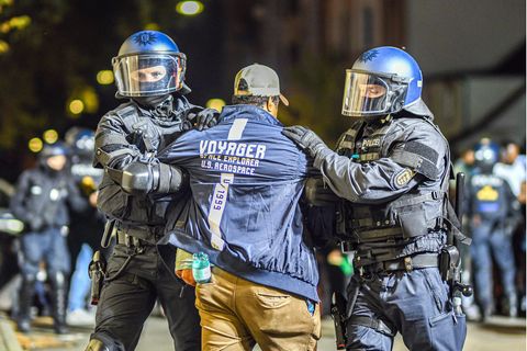 Stuttgart: Ein Mann wird nach dem Eritrea-Festival von Polizeikräften abgeführt
