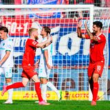 Aufsteiger 1. FC Heidenheim hat seinen ersten Sieg in der Fußball-Bundesliga geschafft. Beim Rekordspiel von Trainer Frank Schmidt setzte sich der Neuling am Sonntag mit 4:2 (2:0) gegen Werder Bremen durch. Tim Kleindienst verwandelte einen Handelfmeter (5.), Werder-Leihgabe Eren Dinkci (44./68.) gelang ein Doppelpack, Jan-Niklas Beste (76.) sorgte für die Entscheidung. Die beiden Tore für die Gäste erzielten vor 15.000 Zuschauern im ausverkauften Stadion Marvin Ducksch (49.) und Mitchell Weiser (64.).