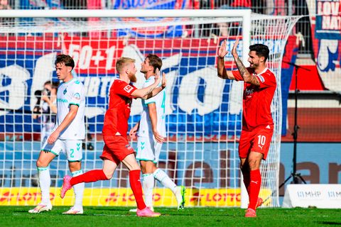 Aufsteiger 1. FC Heidenheim hat seinen ersten Sieg in der Fußball-Bundesliga geschafft. Beim Rekordspiel von Trainer Frank Schmidt setzte sich der Neuling am Sonntag mit 4:2 (2:0) gegen Werder Bremen durch. Tim Kleindienst verwandelte einen Handelfmeter (5.), Werder-Leihgabe Eren Dinkci (44./68.) gelang ein Doppelpack, Jan-Niklas Beste (76.) sorgte für die Entscheidung. Die beiden Tore für die Gäste erzielten vor 15.000 Zuschauern im ausverkauften Stadion Marvin Ducksch (49.) und Mitchell Weiser (64.).