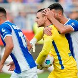 Aufsteiger SV Darmstadt 98 hat den ersten Saisonsieg in der Fußball-Bundesliga noch verspielt. Zum Abschluss des vierten Spieltages reichte es für den hessischen Erstligisten am Sonntag daheim nach einer 3:0-Führung nur zu einem 3:3 (3:0) gegen Borussia Mönchengladbach. Nach zuvor drei Niederlagen bleibt der Neuling Letzter, die Gladbacher retteten zumindest noch den zweiten Punkt in der neuen Saison. Marvin Mehlem (8. Minute), Matej Maglica (10.) und Tim Skarke (33.) brachten die Gastgeber bis zur Pause klar in Führung. Nach Rot für Maglica wegen eines Handspiels vergab Tomas Cvancara zwar den folgenden Elfmeter, doch Jordan Siebatcheu (56.), Florian Neuhaus (73.) und Cvancara (77.) trafen danach für die Borussia.